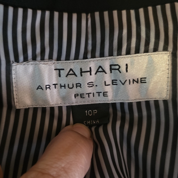Tahari Arthur S. Levine Black Blazer 10P Gold Crest Buttons Hook Eye Closure - Picture 3 of 8
